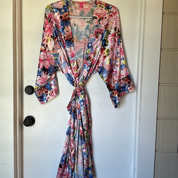 Victoria’s Secret x Mary Katrantzou M/L Satin Robe - Picture 2 of 6